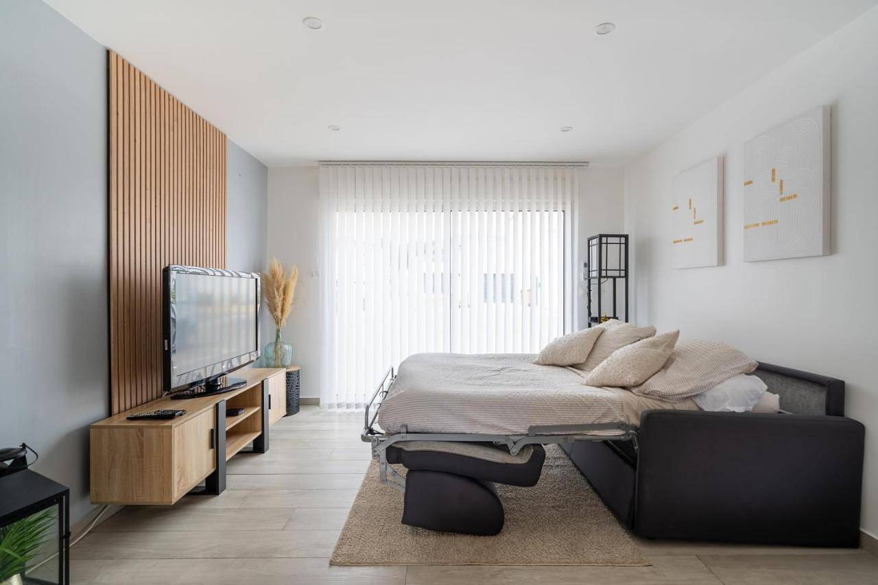 Appartement entier, One-Bedroom Apartment in Port-de-Bouc, Côte méditerranéenne (France)