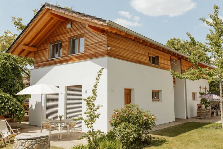 Ferienwohnung für 2 Personen, mit Terrasse und Garten sowie Seeblick in Gstadt am Chiemsee