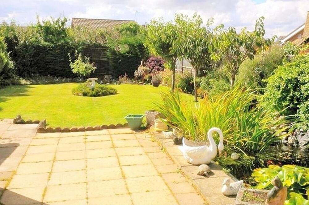 Romantic Cosy Cottage ❤️ near Beach ★ Large Garden ★ Pet Friendly ★ Parking in Sutton on Sea, Lincolnshire