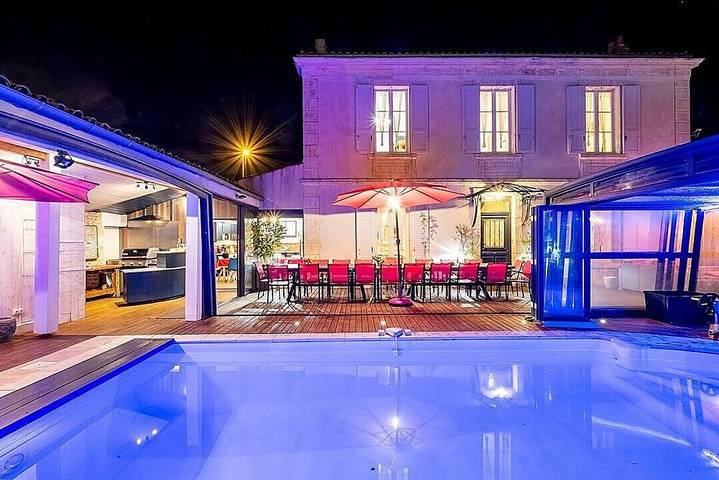 Villa pour 15 personnes, avec jacuzzi et piscine ainsi que jardin et terrasse