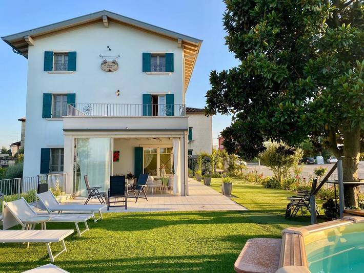 B&b per 3 persone, con Balcone e Terrazza nonché Giardino e Piscina a Castelnuovo del Garda