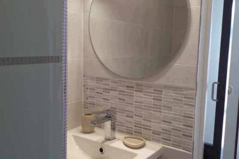 Entire apartment, Très Beau T2 sur le Port de Carry le Rouet in Carry-le-Rouet, Istres region