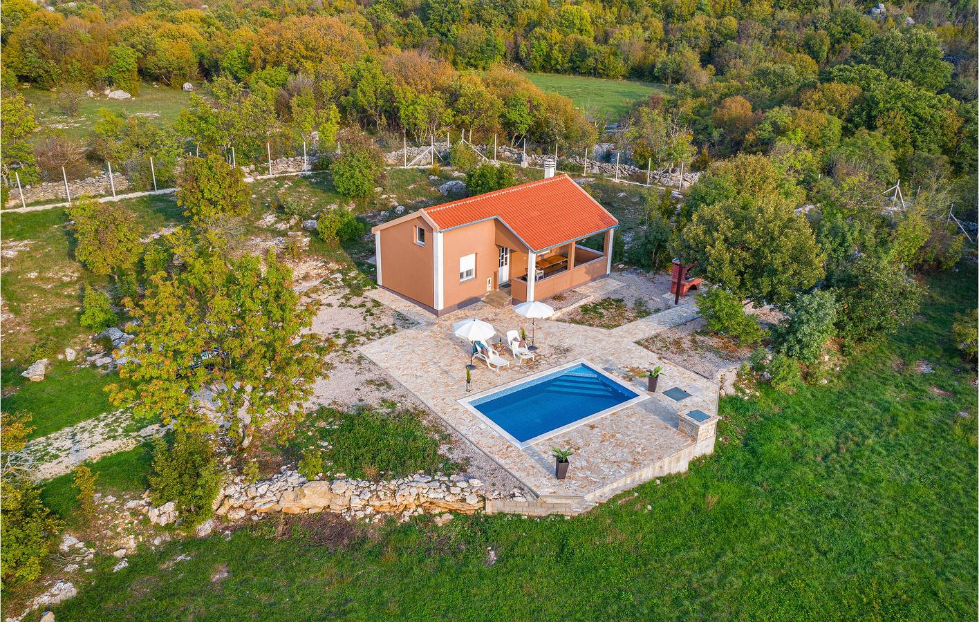 Gemütliche Ferienwohnung mit Pool, Terrasse und Küche in der Nähe von Parkplätzen in Obrovac, Zadar