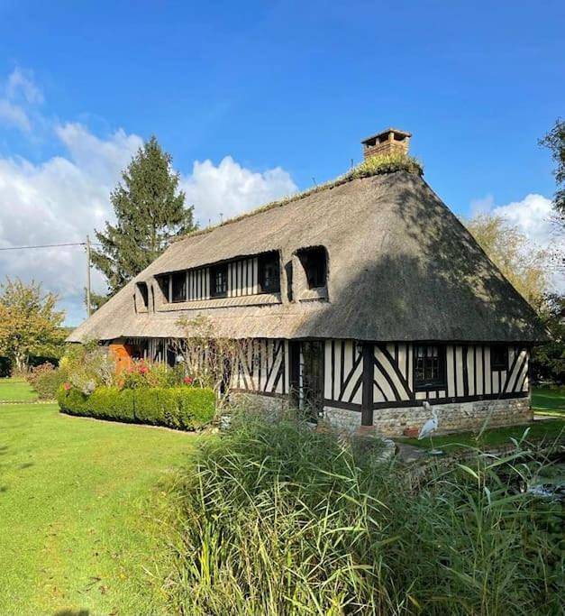 Location de vacances pour 14 personnes, avec Terrasse et Jardin ainsi que Piscine et Vue à Saint-André-d'Hébertot