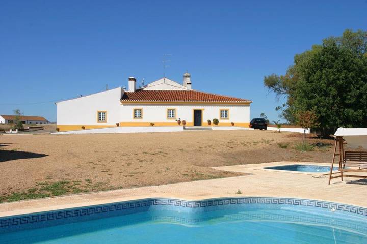 Casa de férias para 3 pessoas, com terraço e vista e ainda jardim and piscina em Serpa