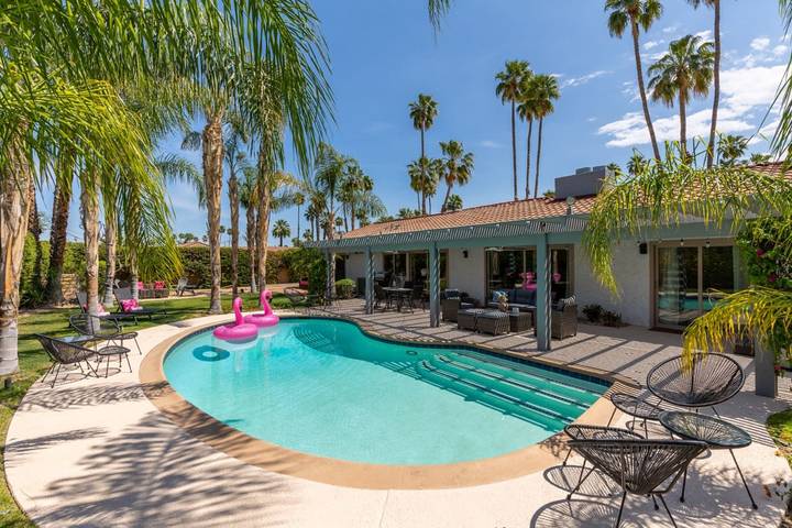 Vacation rental for 8 people, with balcony and yard, kid friendly in Palm Springs