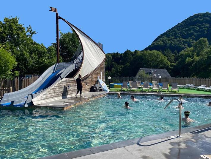 Camping pour 4 personnes, avec Bassin pour enfant dans le Cantal
