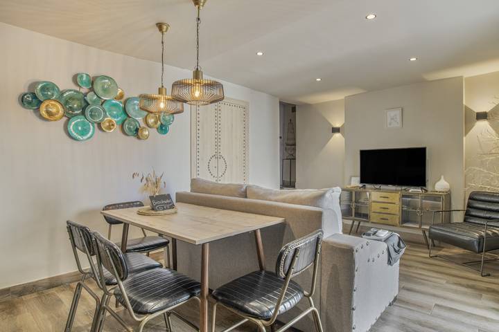 Apartamento entero, Apartamento 'Alvarado Loft' con vistas a la montaña, Wi-Fi y aire acondicionado in Ubrique, Pueblos Blancos