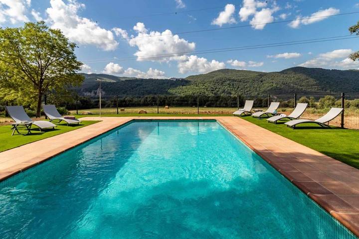 Casa de vacaciones para 10 personas, con piscina además de jardín y vistas, Se admiten mascotas en Garrotxa - 2
