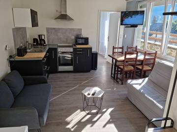 Gîte pour 4 personnes, avec terrasse à Laveissière