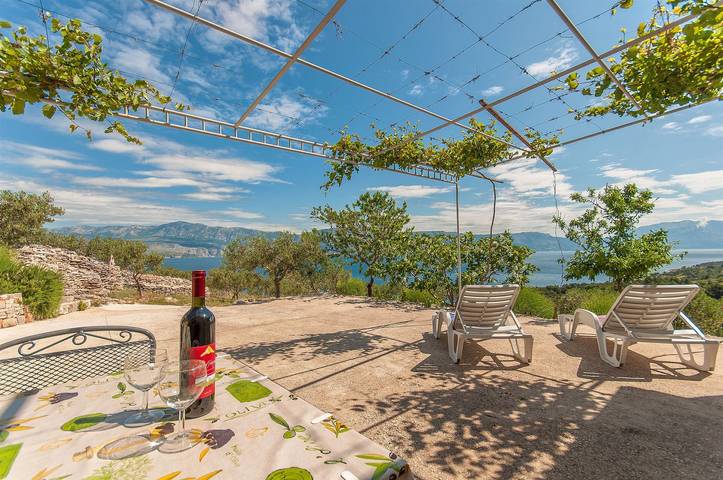 House Vela Lozna in Postira, Brac