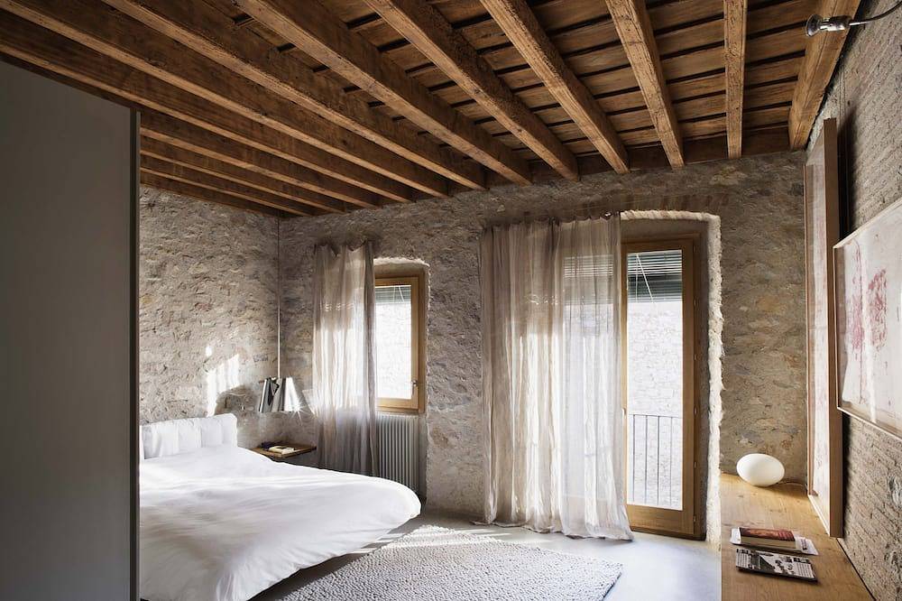 Ganze Wohnung, Historical stone house renovated with modern style in Girona, Gironès