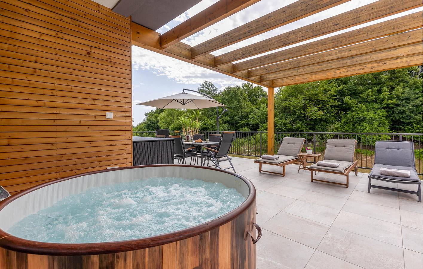 Charmante 2-Zimmer-Wohnung mit Terrasse und Whirlpool in der Nähe des Flusses Korana in Karlovac und Umgebung