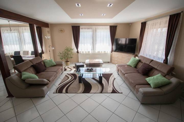 Pension voor 15 personen, with uitzicht op het meer and uitzicht as well as tuin in Hongarije