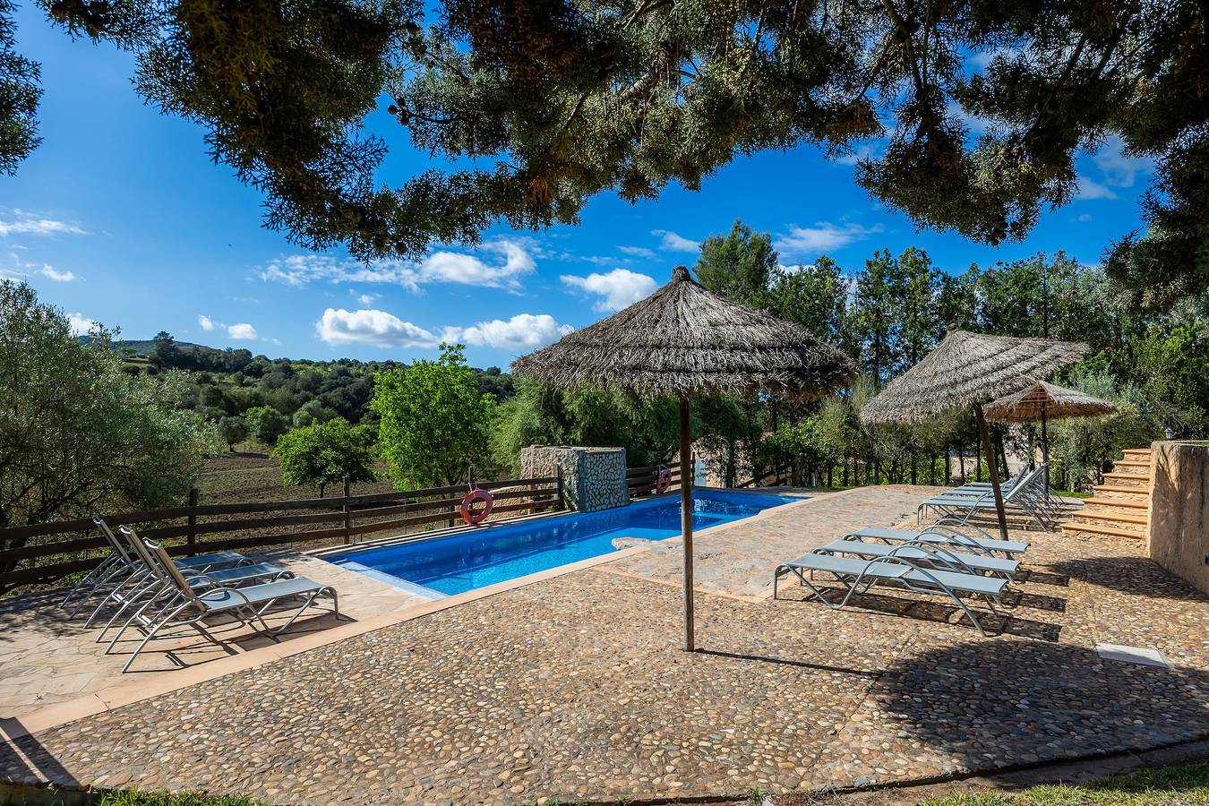 Apartamento entero, Apartamento 'Es Colomer' con vistas a la montaña, piscina compartida y Wi-Fi in San Lorenzo de Cardessar, Mallorca Este