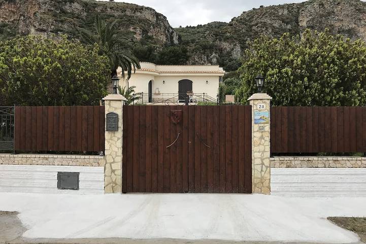 Belle et confortable villa avec piscine privée sur le chemin de San Vito lo Capo in Tonnara di Bonagia, Erice