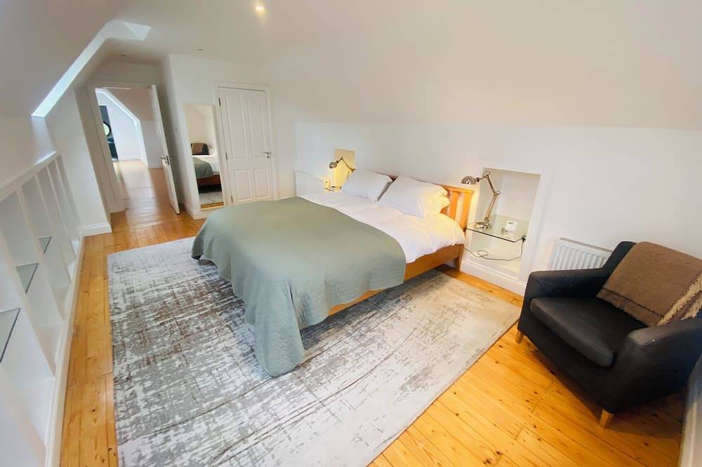 Beeindruckendes, modernes Ferienhaus in einem Dorf am See in Nenagh, Lough Derg