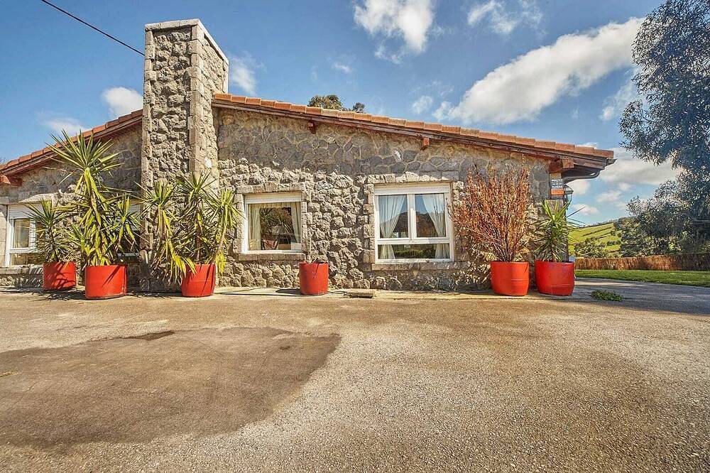 Casa Idílica Para 5 con Vistas al Prado y a 2 Minutos del Centro de Ajo in Bareyo, Cantabrian Coast