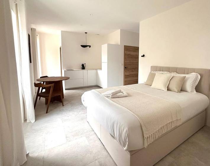 Gîte pour 2 personnes, avec piscine et jardin ainsi que terrasse et vue à Montblanc - 4