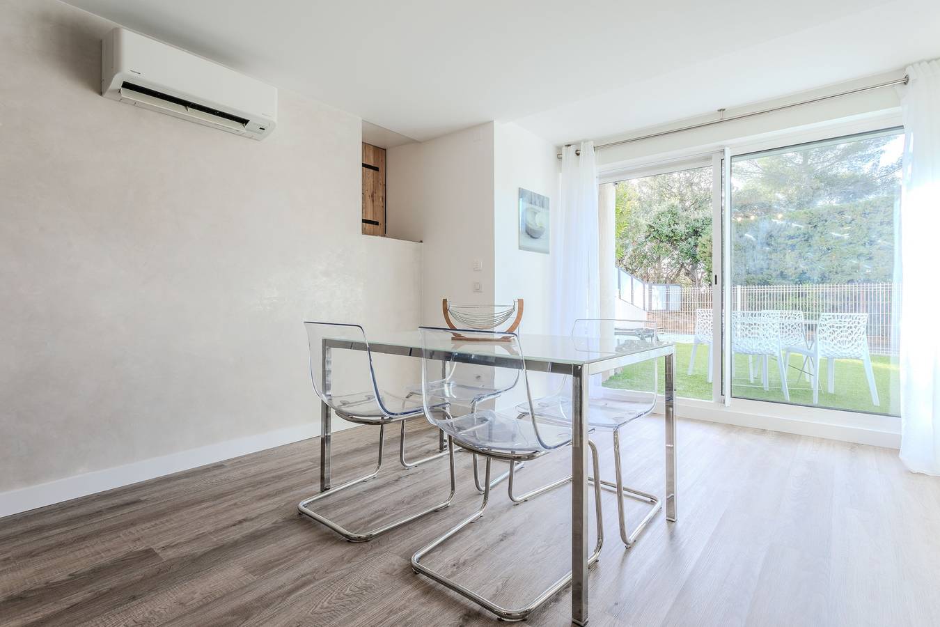 Appartement entier, Appartement 'Superbe F2 Spacieux' avec piscine partagée, Wi-Fi et climatisation in Saint-Raphaël, Côte méditerranéenne (France)