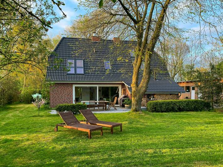 Ferienhaus für 10 Personen, mit Sauna und Garten sowie Terrasse, kinderfreundlich in Poppenbüll