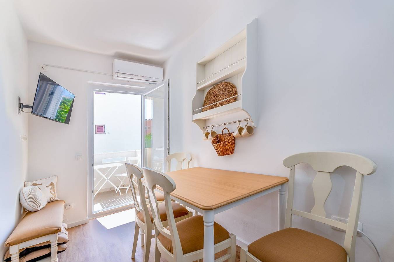 Ganze Wohnung, Moderne Unterkunft nur 400 Meter zum Strand in Baska, Krk