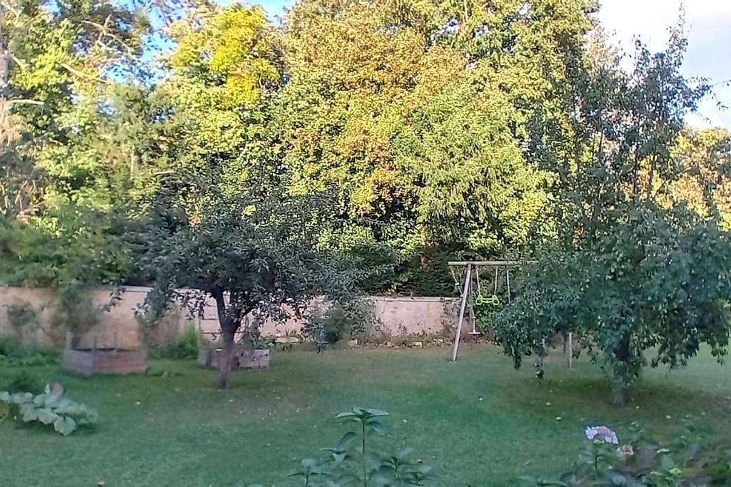Appartement entier, Two-Bedroom Apartment with Garden View in Ranville, Région de Caen