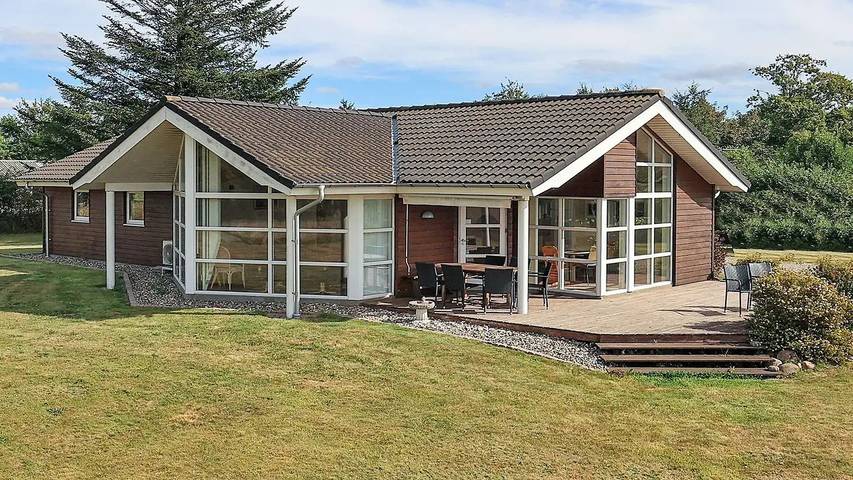 Ferienhaus für 9 Personen, mit Terrasse und Whirlpool sowie Sauna in Knud Strand