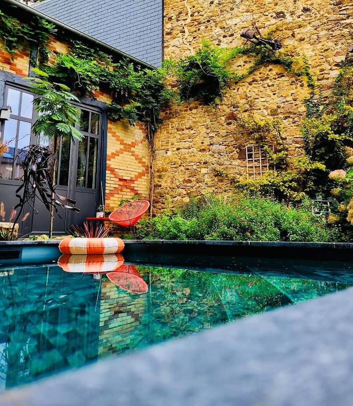 Chambre d’hôte pour 3 personnes, avec terrasse et piscine ainsi que jardin et vue à Le Mans