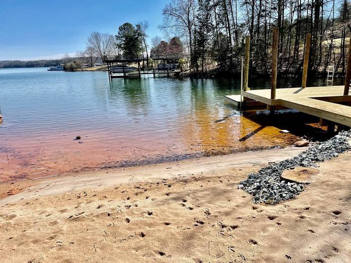 Vacation rental for 10 people, with balcony and hot tub in Smith Mountain Lake