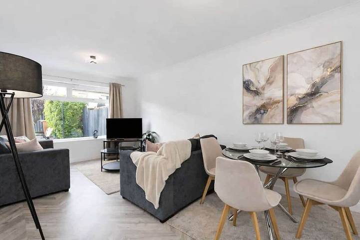 Vacation rental for 8 people, with yard and balcony in Livingston