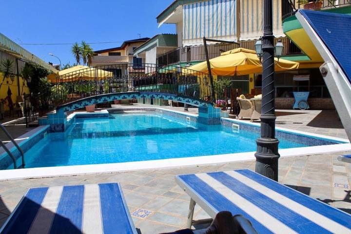 Hôtel pour 4 personnes, avec Balcon et Terrasse ainsi que Jardin et Piscine dans Literno