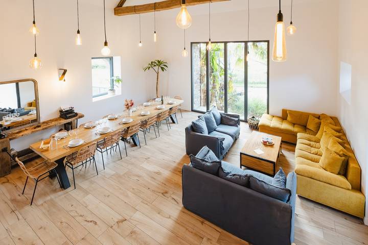 Location de vacances pour 12 personnes, avec terrasse et jardin dans Livré-sur-Changeon