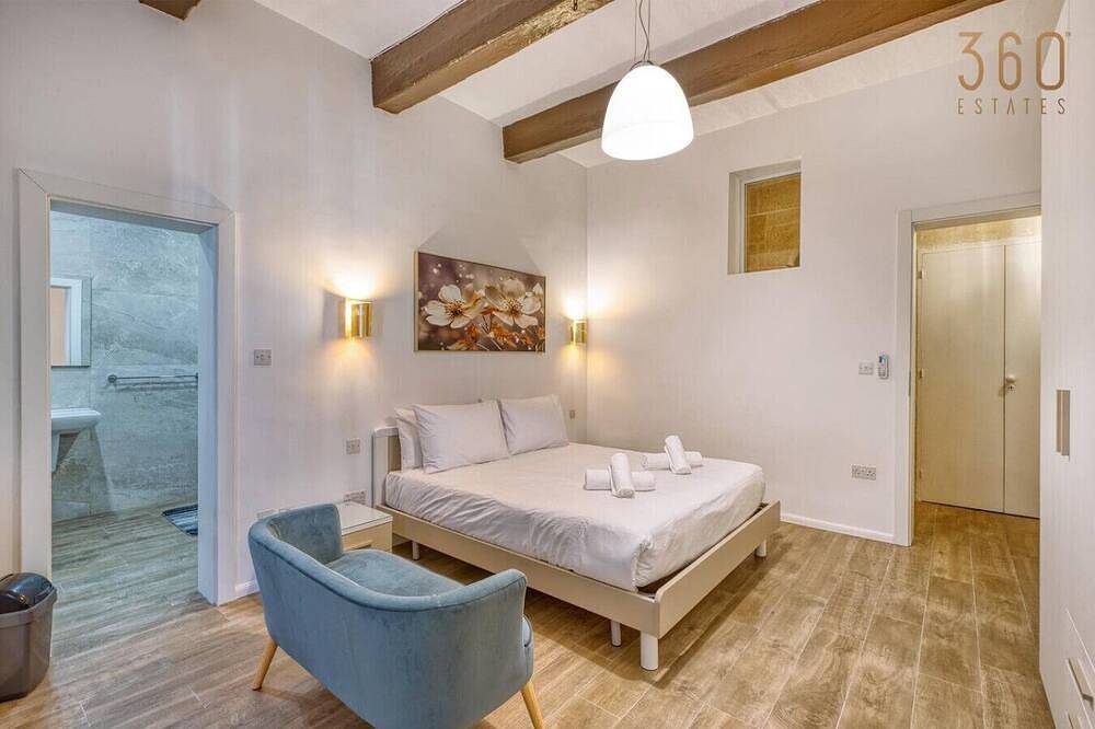 Stylish Townhouse w/Balcony next to Waterfront in Cospicua, Insel Malta