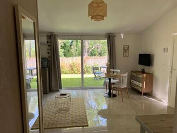 Gîte pour 2 personnes, avec vue ainsi que terrasse et jardin à Saint-Cézaire-sur-Siagne