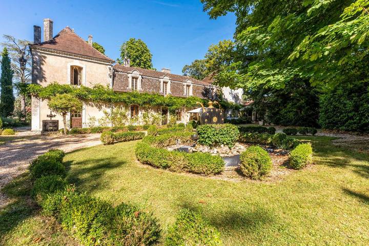 Château pour 12 personnes, avec Terrasse ainsi que Jardin et Piscine en Dordogne