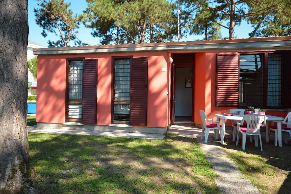 Splendida villa indipendente per 8 persone con A/C, Tv, terrazza, animali ammessi e parcheggio in Lignano Riviera, Lignano Sabbiadoro