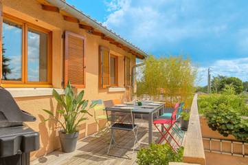 Location de vacances pour 9 personnes, avec vue et balcon à Salles-Arbuissonnas-en-Beaujolais