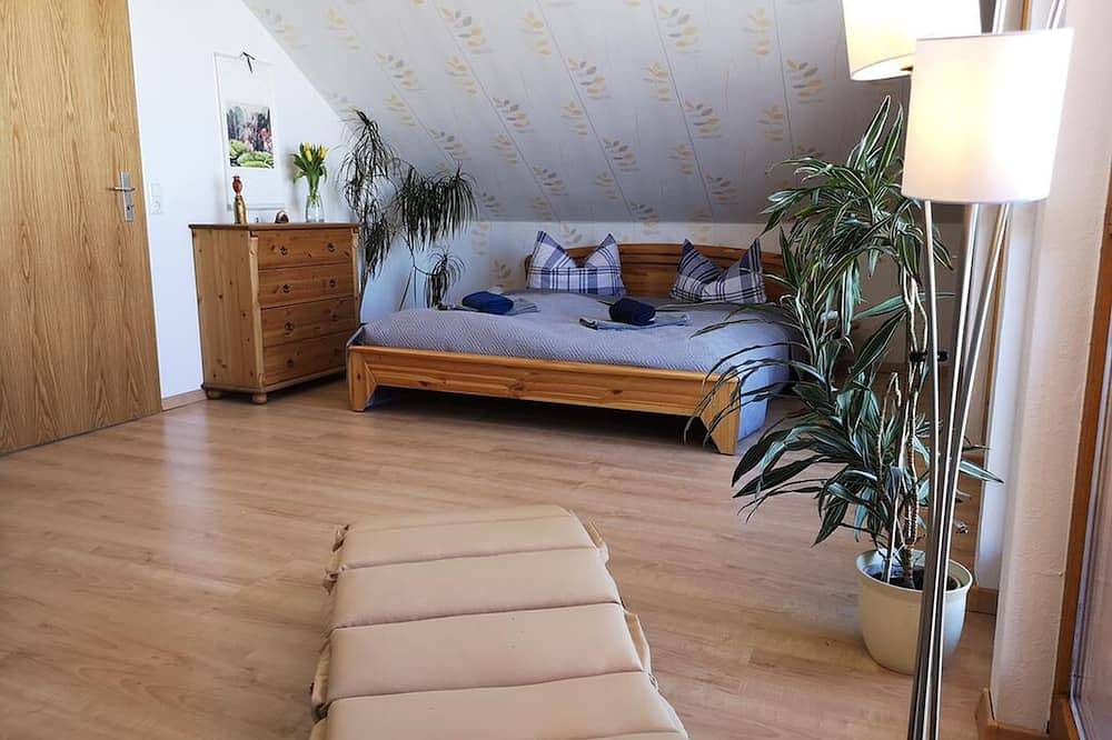 Ganze Wohnung, Ferienzimmer, 40qm, Balkon, 1 Wohn-/Schlafzimmer, max. 2 Personen in Bad Urach, Neckar-Alb