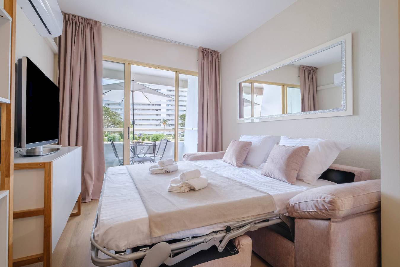 Entire apartment, Apartment 'Marina Baie Des Anges' with Sea View, Wi-Fi and Air Conditioning in Villeneuve-Loubet Plage, Villeneuve-Loubet