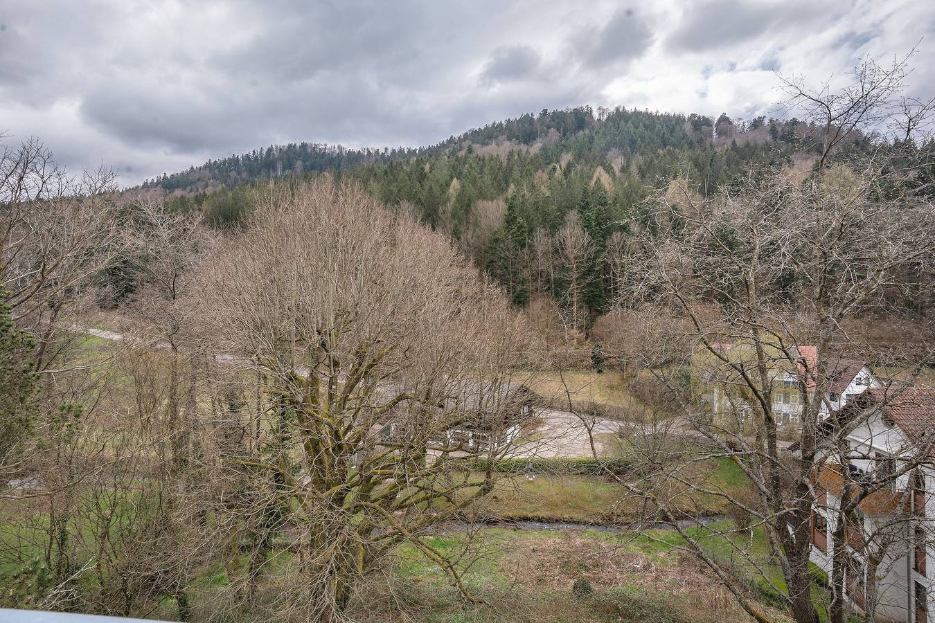 Appartamento intero, Appartamento 'Kuckucksnest' con giardino in comune, balcone e Wi-Fi in Bad Herrenalb, Nordschwarzwald