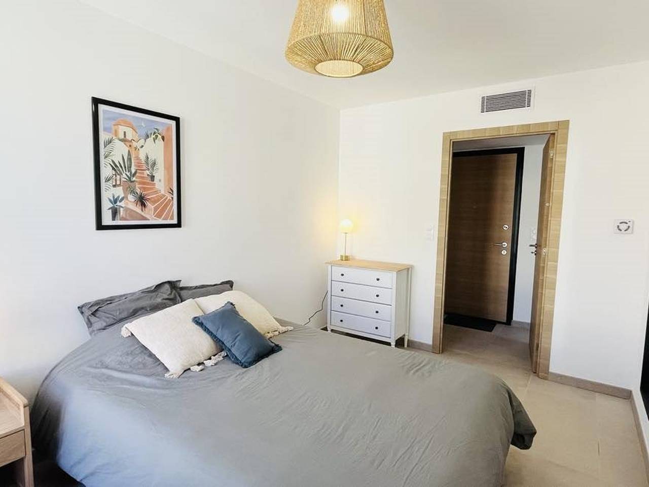 Entire apartment, Calvi: Modern 2-Br Apartment, Sea Views, Near Beach, Parking Included in Calvi, Calvi region