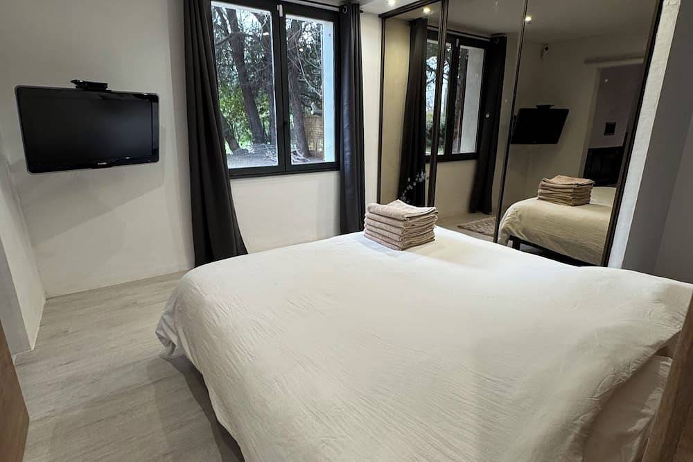 The house under the trees in Carpentras, Vaucluse