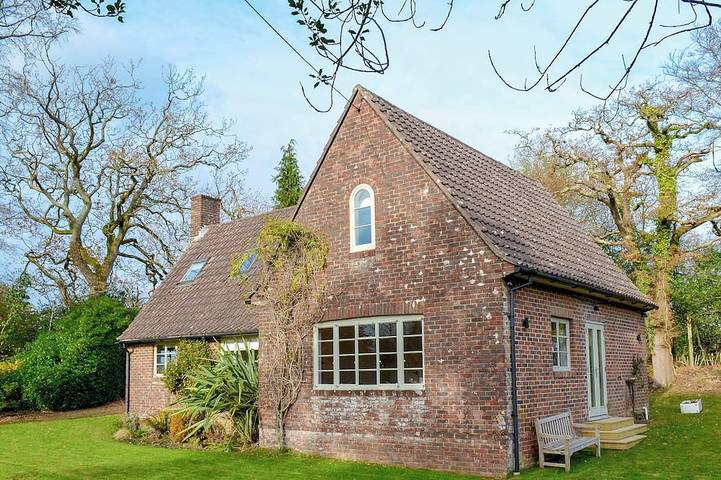Cottage for 7 people, with garden, with pets in Burley