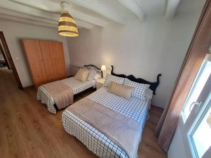 Casa rural para 13 personas, con balcón, Se admiten mascotas en Híjar