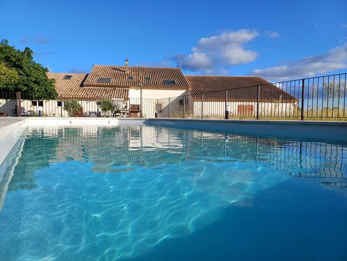 Gîte pour 4 personnes, avec terrasse ainsi que jardin et piscine