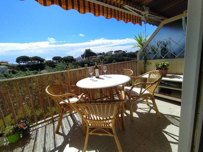 Apartamento de vacaciones para 4 personas, con piscina además de balcón y vistas - 1