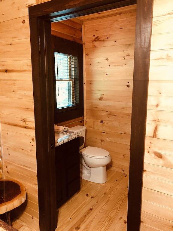 Log Cabin On Lake Martin - Waterfront in Lake Martin