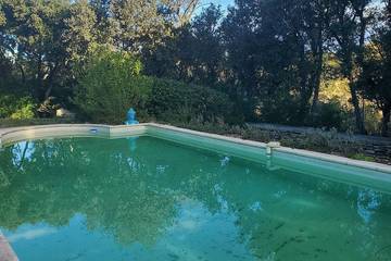 Gîte pour 4 personnes, avec piscine et jacuzzi à Cornillon-Confoux