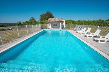 Gîte pour 14 personnes, avec piscine et jardin à Busserolles